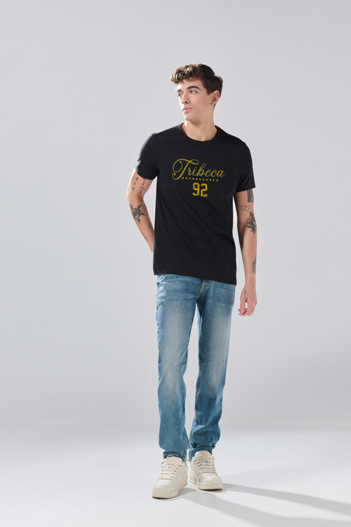 Camiseta ajustada negra cuello redondo con arte college
