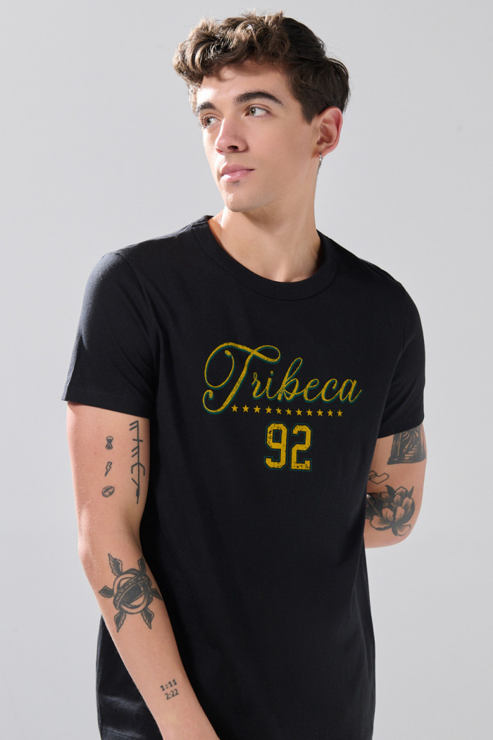 Camiseta ajustada negra cuello redondo con arte college
