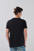 Camiseta ajustada negra cuello redondo con arte college
