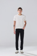 Jean negro skinny infaltables con tiro bajo y bolsillos
