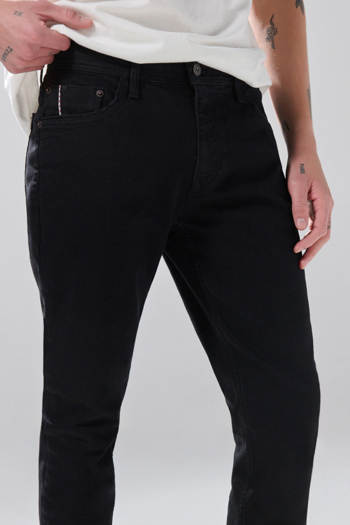 Jean negro skinny infaltables con tiro bajo y bolsillos
