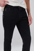 Jean negro skinny infaltables con tiro bajo y bolsillos
