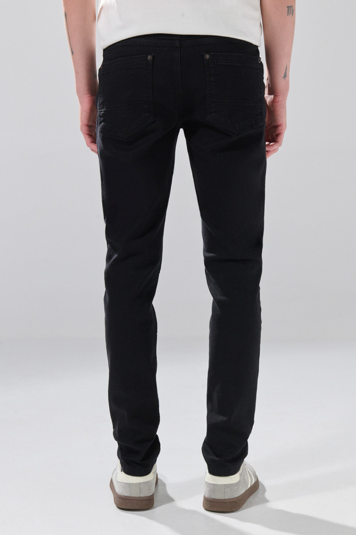 Jean negro skinny infaltables con tiro bajo y bolsillos
