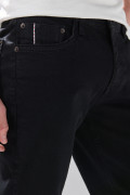 Jean negro skinny infaltables con tiro bajo y bolsillos
