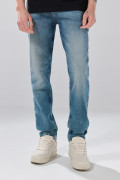 Jean slim infaltables azul medio con ligeros desgastes
