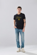 Jean slim infaltables azul medio con ligeros desgastes
