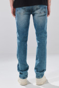 Jean slim infaltables azul medio con ligeros desgastes
