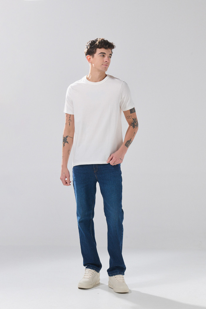 Jean straight leg infaltables azul con bota recta y bolsillos
