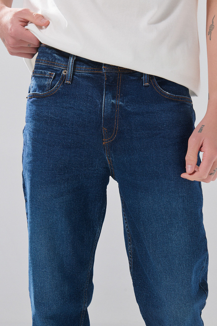 Jean straight leg infaltables azul con bota recta y bolsillos
