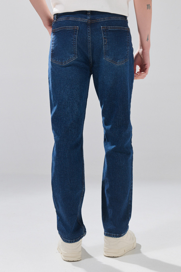 Jean straight leg infaltables azul con bota recta y bolsillos
