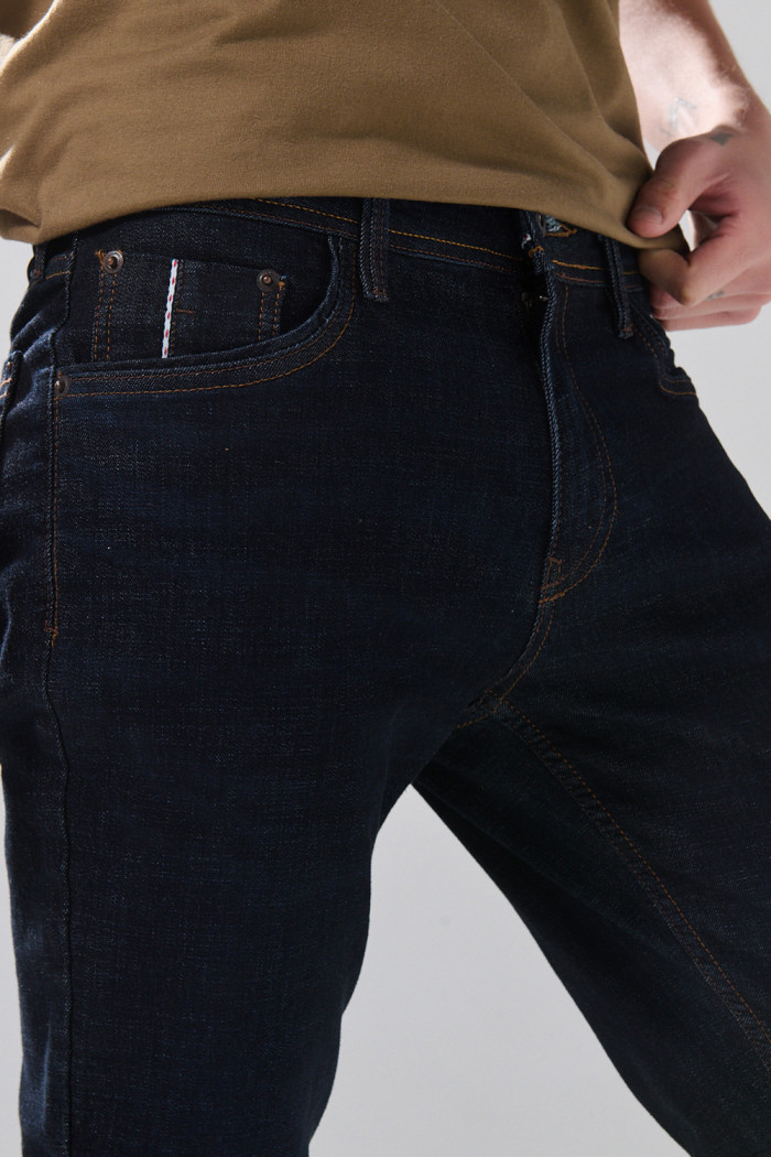 Jean azul intenso infaltables skinny con tiro bajo
