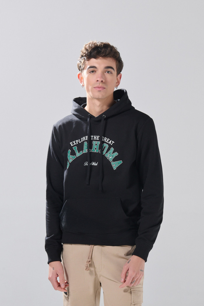 Buzo negro con estampado college, capota y cordón
