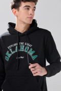 Buzo negro con estampado college, capota y cordón
