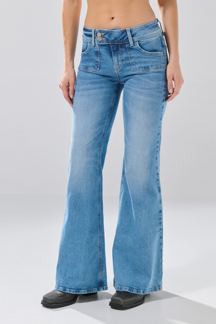 Jean flare azul claro con bota ancha y ligeros desgastes
