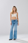 Jean flare azul claro con bota ancha y ligeros desgastes
