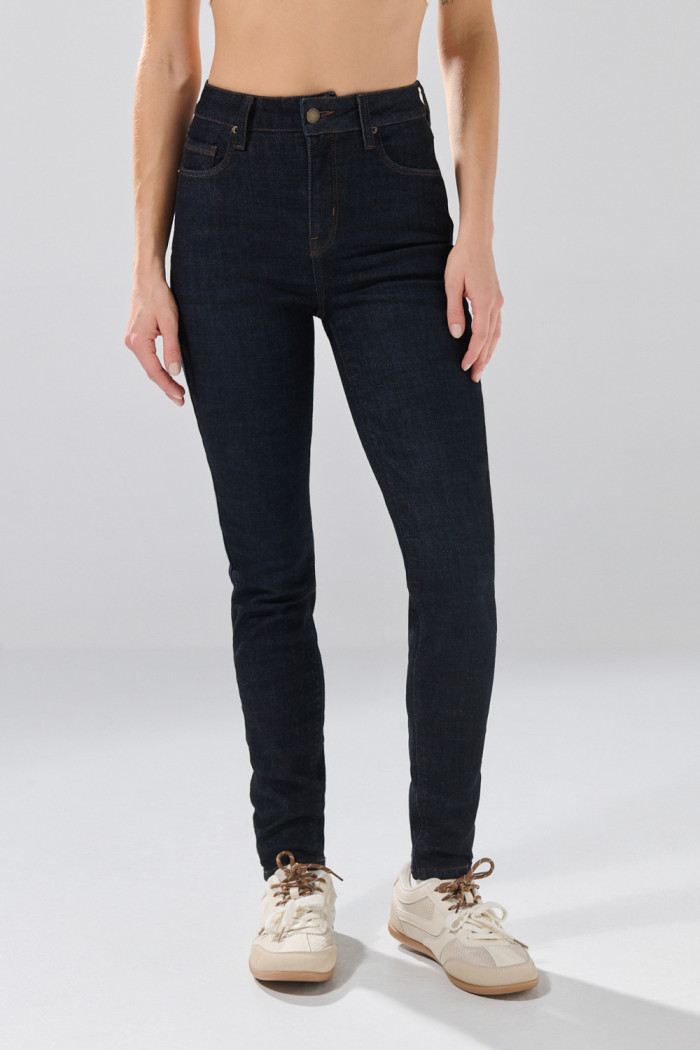Jean azul intenso infaltables súper skinny con 5 bolsillos
