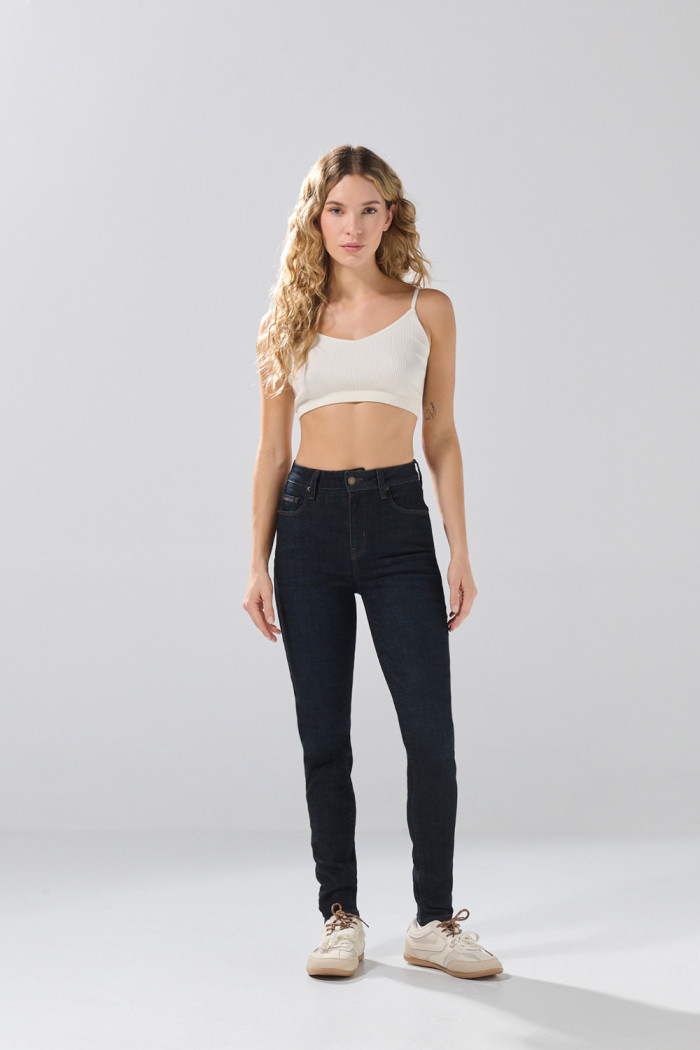 Jean azul intenso infaltables súper skinny con 5 bolsillos
