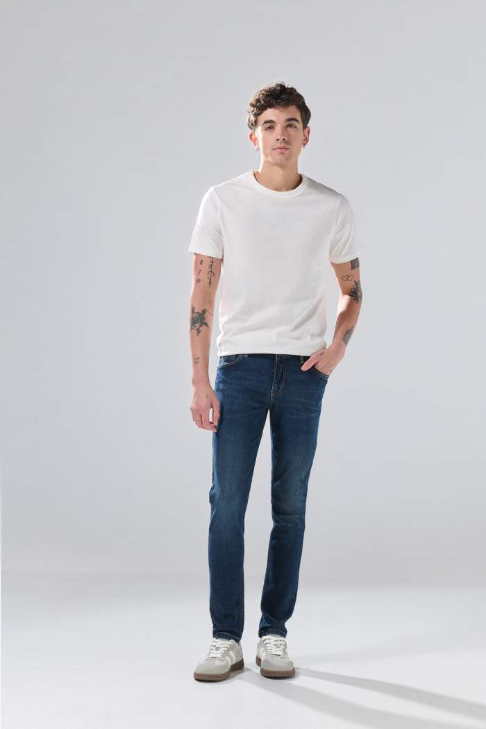 Jean skinny infaltables azul oscuro con costuras en contraste
