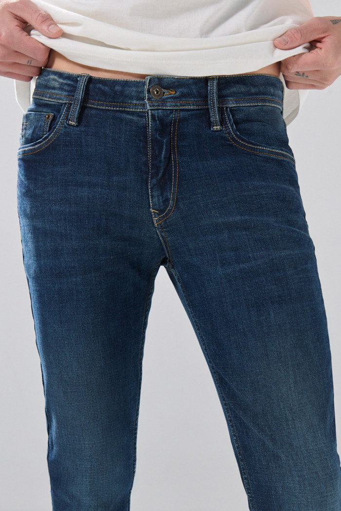 Jean skinny infaltables azul oscuro con costuras en contraste
