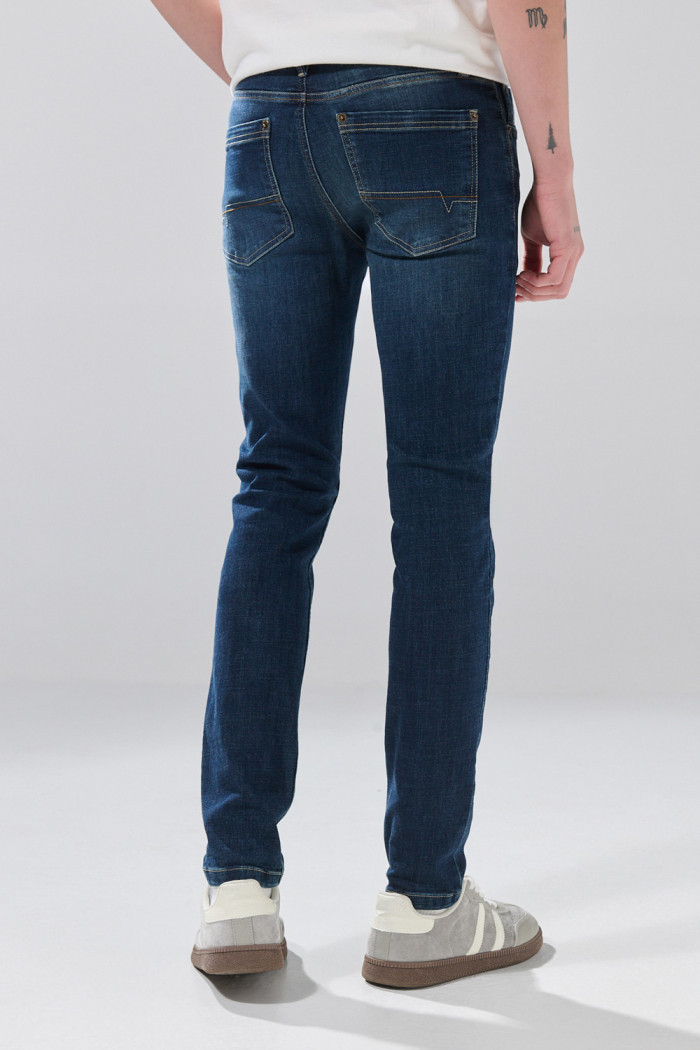 Jean skinny infaltables azul oscuro con costuras en contraste
