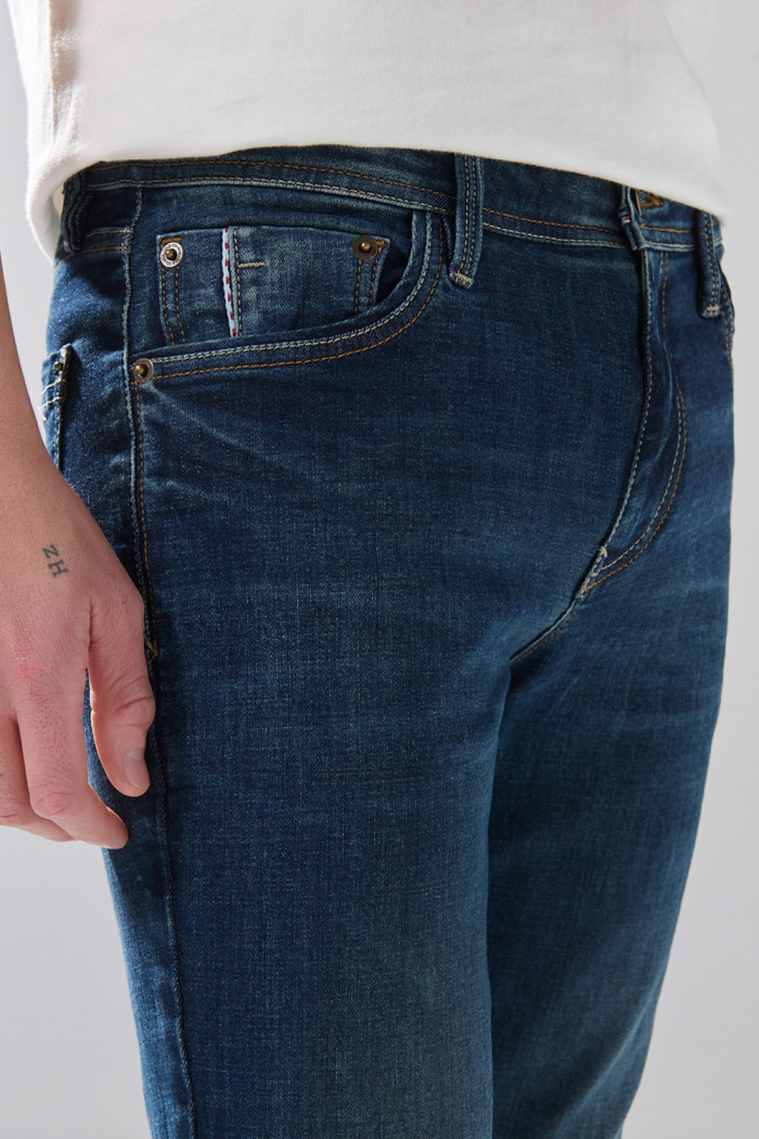 Jean skinny infaltables azul oscuro con costuras en contraste
