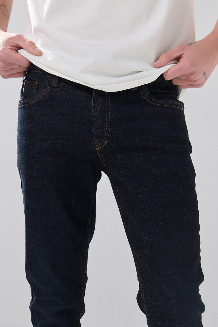 Jean skinny infaltables azul intenso tiro bajo con bolsillos
