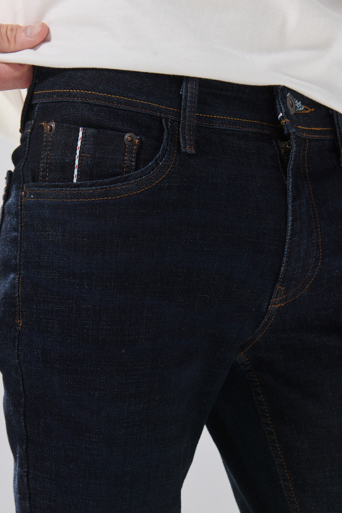Jean skinny infaltables azul intenso tiro bajo con bolsillos
