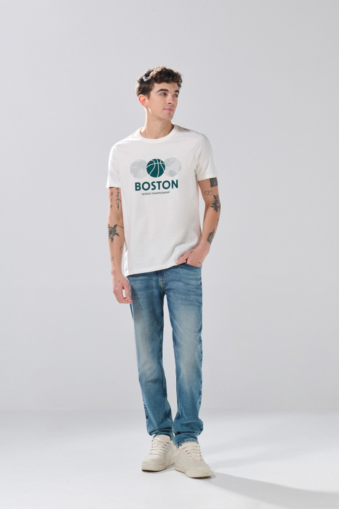 Camiseta college deportiva crema con cuello redondo
