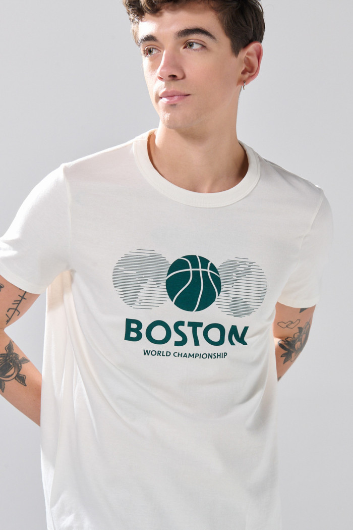 Camiseta college deportiva crema con cuello redondo
