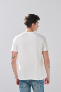 Camiseta college deportiva crema con cuello redondo
