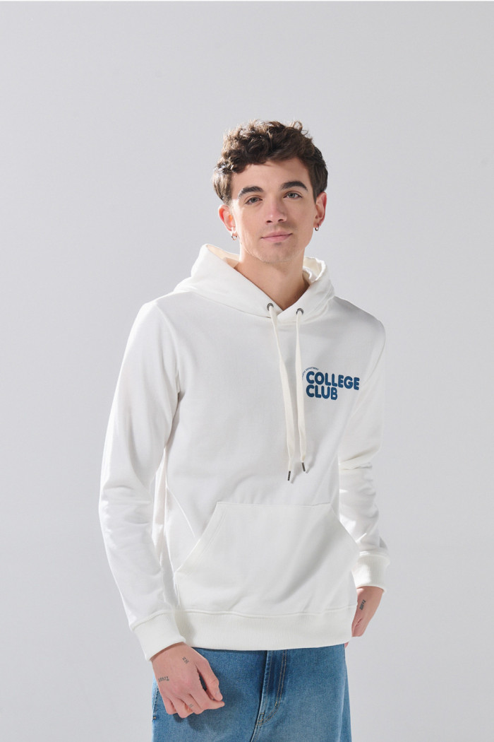 Buzo crema claro con capota y texto college minimalista
