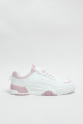 Tenis urbanos color blanco con contraste rosa.