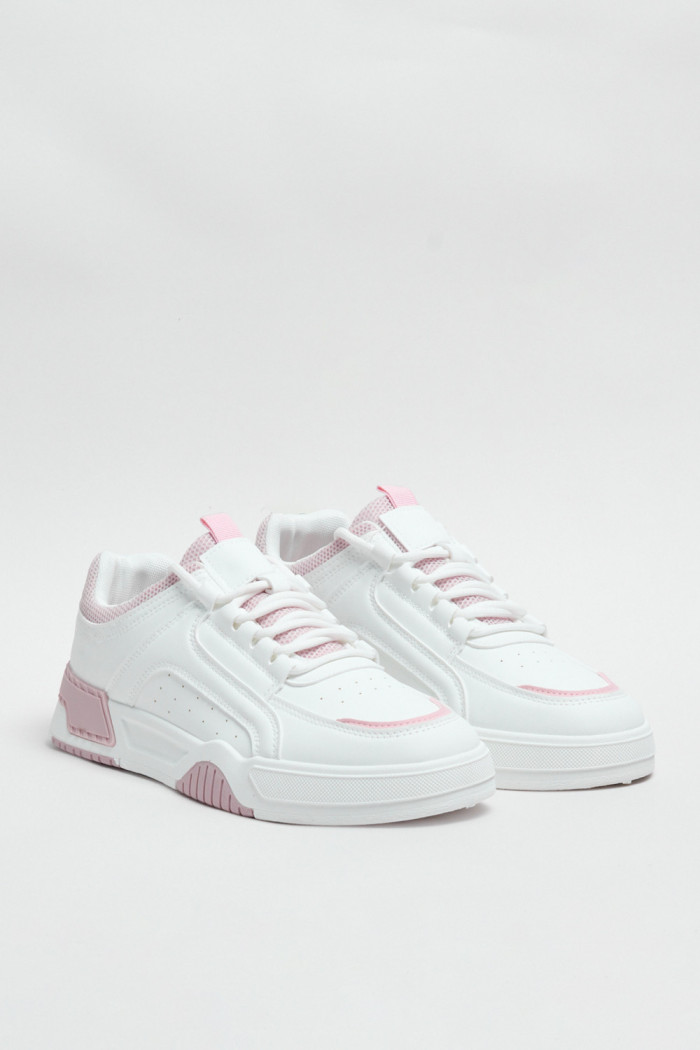 Tenis urbanos color blanco con contraste rosa.