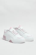 Tenis urbanos color blanco con contraste rosa.