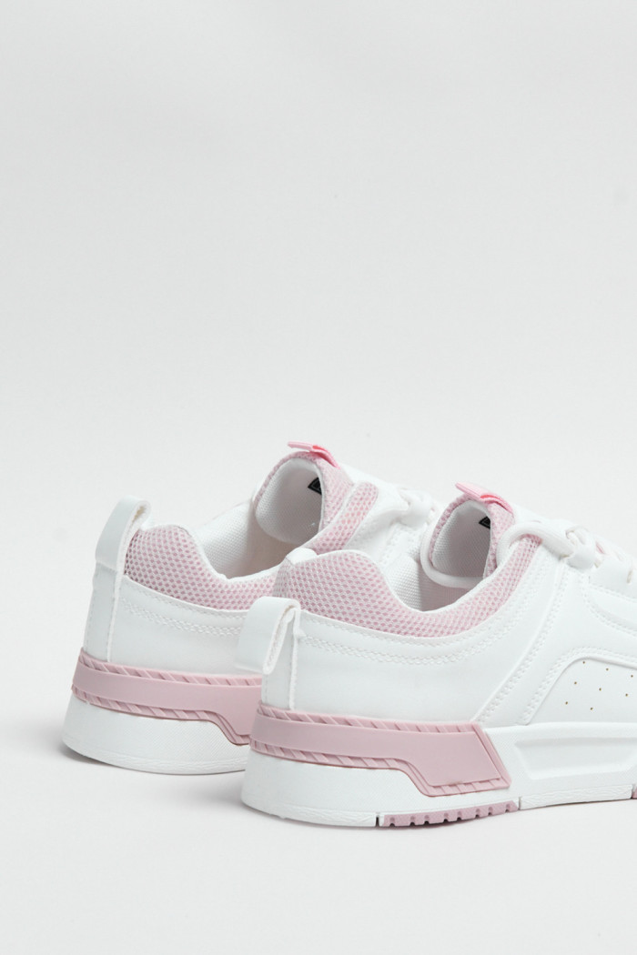 Tenis urbanos color blanco con contraste rosa.