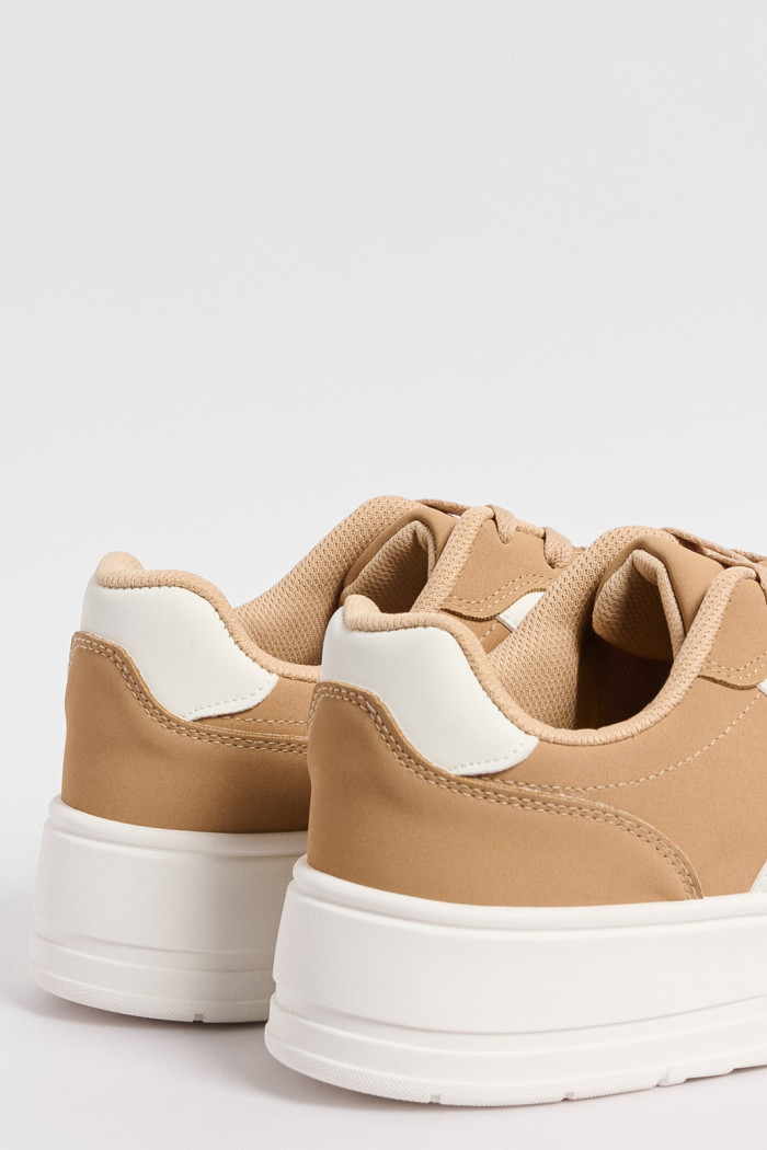 Zapatillas suela de plataforma de caucho color caramelo.
