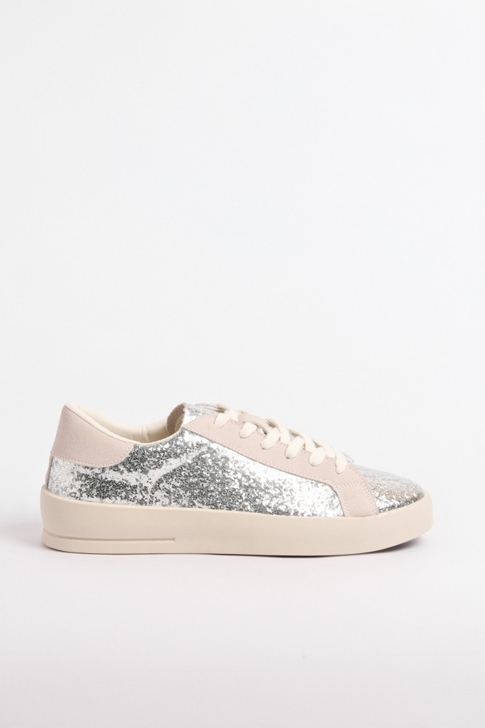 Zapatillas de estilo clásico, suela de caucho natural de perfil bajo.