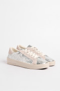 Zapatillas de estilo clásico, suela de caucho natural de perfil bajo.