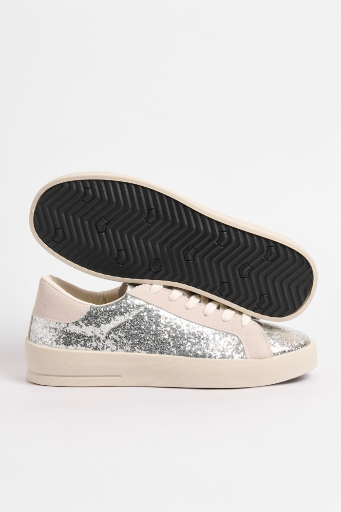 Zapatillas de estilo clásico, suela de caucho natural de perfil bajo.
