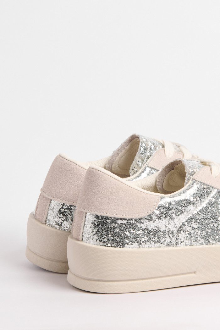 Zapatillas de estilo clásico, suela de caucho natural de perfil bajo.