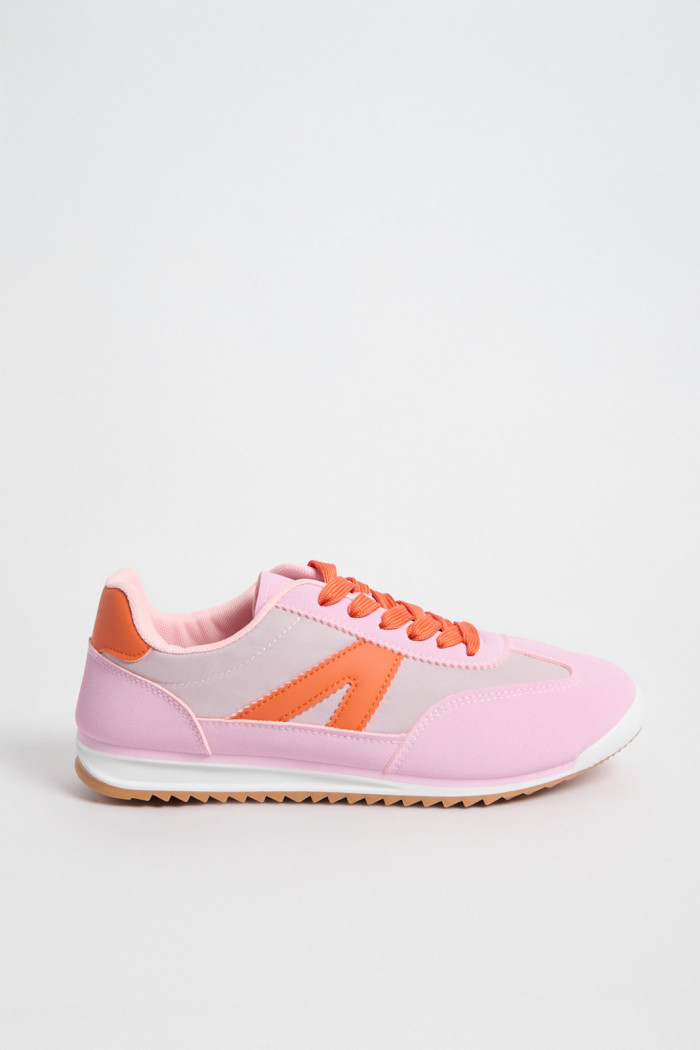 Tenis urbanos con suela tipo retro runner en contrastes de color.