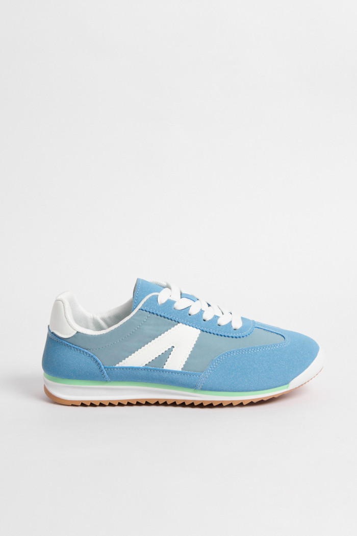 Tenis urbanos con suela tipo retro runner en contrastes de color.