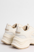 Zapatillas suela gruesa, tipo chunky.