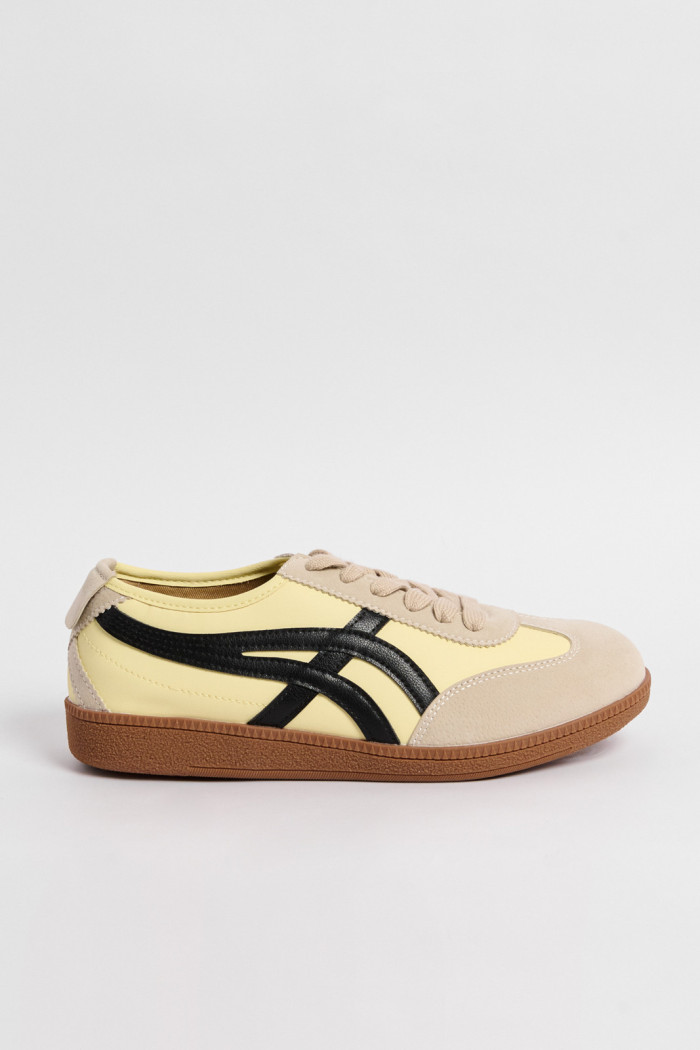 Zapatillas de estilo clásico, suela de caucho natural de perfil bajo.