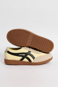 Zapatillas de estilo clásico, suela de caucho natural de perfil bajo.