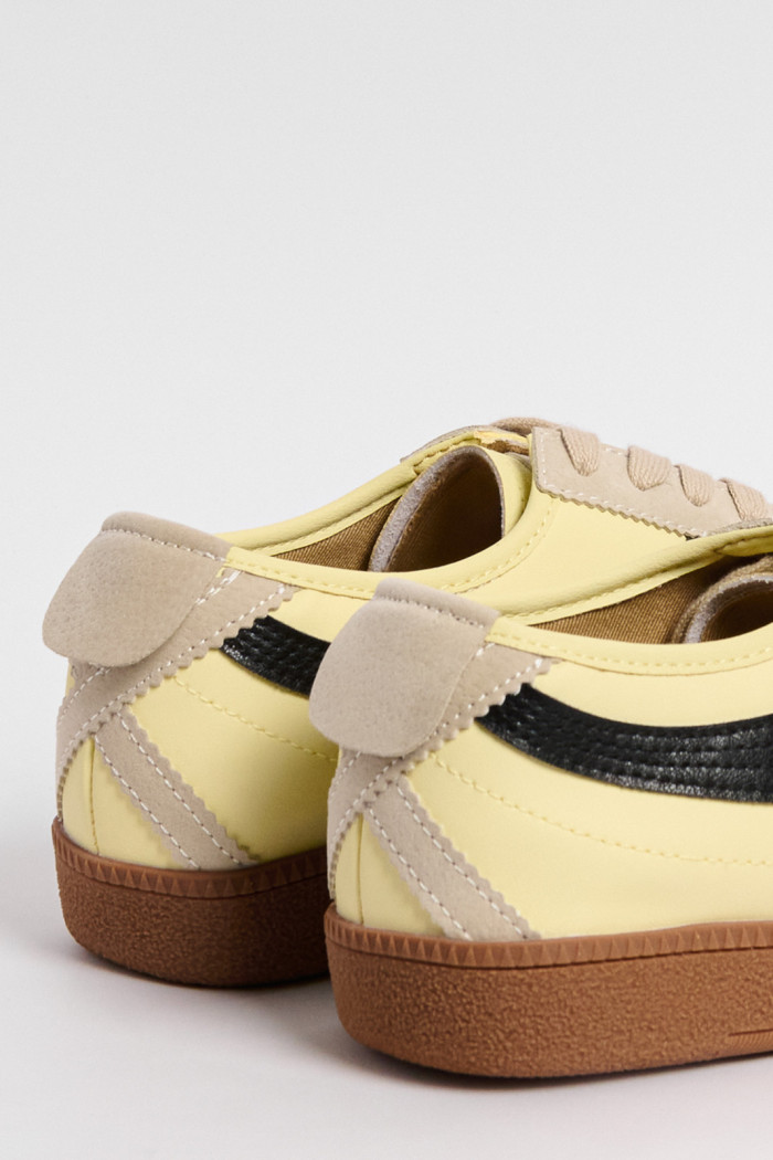 Zapatillas de estilo clásico, suela de caucho natural de perfil bajo.