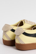 Zapatillas de estilo clásico, suela de caucho natural de perfil bajo.