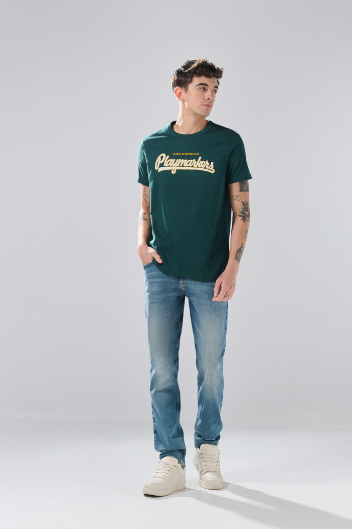 Camiseta verde oscura con manga corta y estampado college
