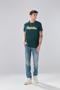 Camiseta verde oscura con manga corta y estampado college
