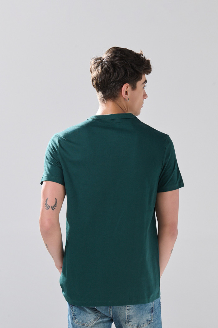 Camiseta verde oscura con manga corta y estampado college
